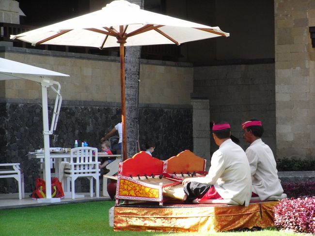 ■庭■<br /><br />【タマンギタ】で朝食を取ると、<br />もれなく素敵な生演奏がついてくる！！<br />