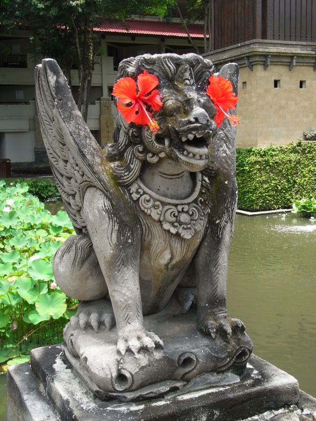 ■ラグーン■<br /><br />橋には、バリらしい彫刻が！！<br /><br />コワイ顔つきと、ハイビスカスのお花がアンバランスで<br />かわいらしい♪