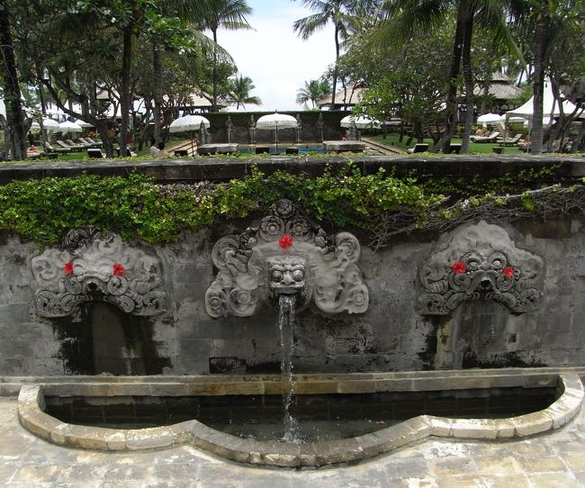 ■庭■<br /><br />橋を渡りきった所。<br /><br />時間によってなのか、<br />３体から水がでていることもある。<br /><br />ココに飾られるお花も、日替わり♪