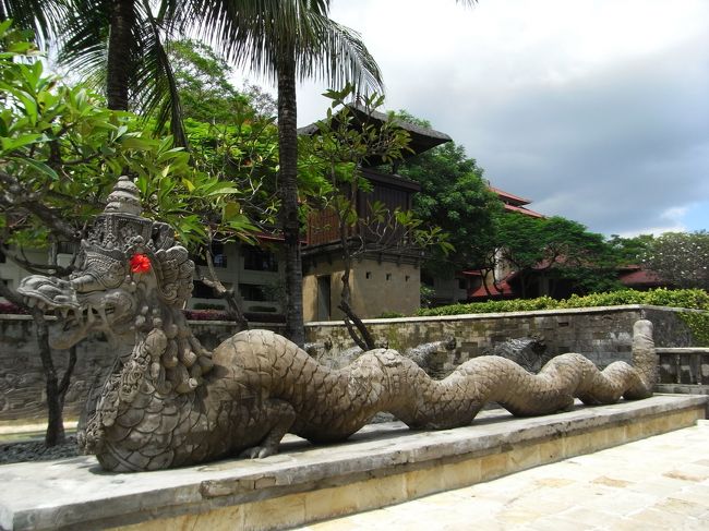 ■スプレープール■<br /><br />【スプレープール】に掛かる橋。<br /><br />コレって、龍？ヘビ？？