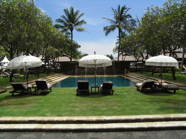 ■バリニーズプール■<br /><br />お庭の中心をズーーーット歩いてくると、<br />【バリニーズプール】へ到着！！<br /><br />ココは浅いのかな？？<br />子供連れや、チェアーで読書している人が多い。<br />