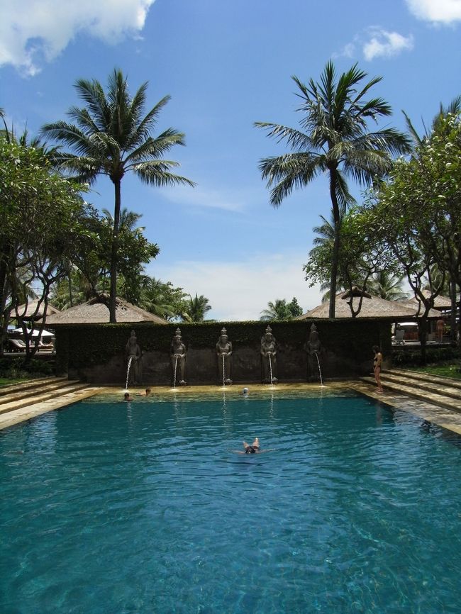 ■バリニーズプール■<br /><br />まるで沐浴場のよう…