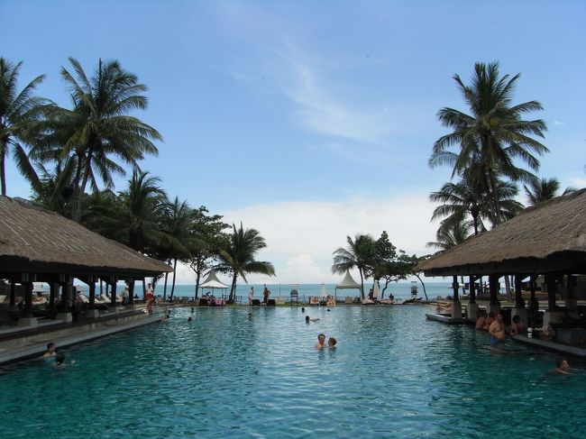 ■メインプール■<br /><br />【バリニーズプール】のすぐ後ろには、【メインプール】が！！<br /><br />コレよ、コレッ！！<br />プール越しに海が広がる光景！！<br /><br />インフィニティプール<br /><br />コレが憧れだったのよぉ～♪