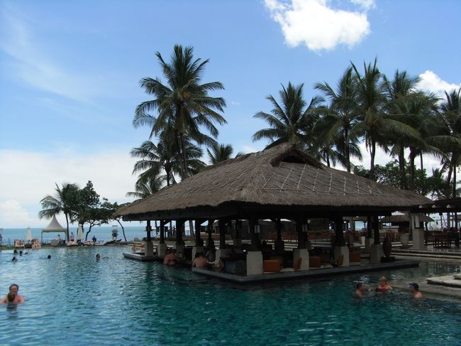 ■JG's　バー■<br /><br />メインプールに隣接するバー。<br /><br />みんなプールにつかりながら、喉を潤していた…<br />自分が想像していた大人像がまさに！！<br /><br />昔なら、ココでグビグビ飲んでたろうなぁ〜<br />お酒を止めてから楽しみが減ったカモ…<br /><br />って、その前に、プールに一回も入ってないじゃん！！