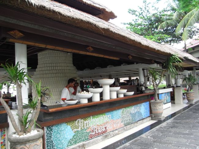 ■ジンバランガーデン■<br /><br />まずは、メインプールから右側を散策！！<br /><br />【JG's　バー】のすぐお隣には、シーフードレストラン<br />【ジンバランガーデン】が！！<br /><br />他のレストランより営業時間が遅いので、<br />唯一利用デキたレストランなのだ。<br /><br />お世話になりました！！<br /><br />