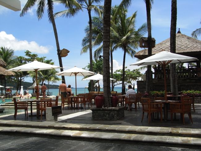 ■ジンバランガーデン■<br /><br />レストランからの風景。<br /><br />ココも仕切りがないので、広々としてはいるが…<br />やっぱり冷房がナイので暑い！！<br /><br />スパイシーな料理を食べたら、大変な事になりそう…<br /><br />まぁ、大抵の人は水着姿なので、<br />ゴハンを食べたらプールに涼みに行ってたなぁ。<br />