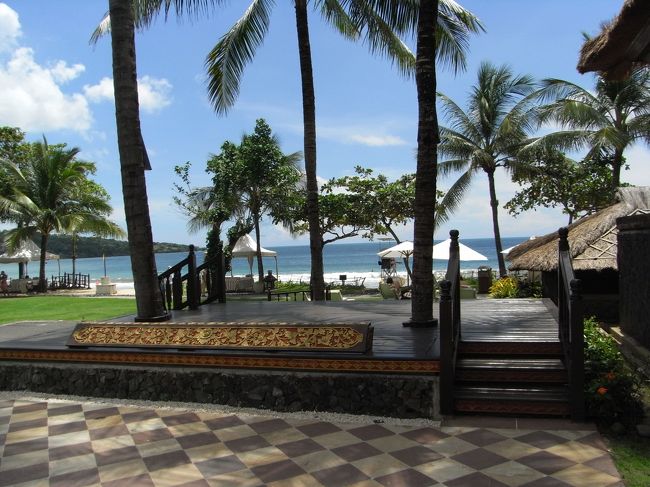 ■ジンバランガーデン■<br /><br />夜はこの舞台で、生演奏が行われ為、<br />食事をしながら楽しめる。<br /><br />バンドメンはイイ人たちだけど、<br />つかまると長いので要注意！！<br /><br />でも気に入ってもらえると、好きな曲を<br />演奏してくれるので、１８時頃裏の控え室辺りを<br />ウロついてみるのもイイかも♪<br />（たいてい出番前は、イスでタバコ吸ってる）<br />