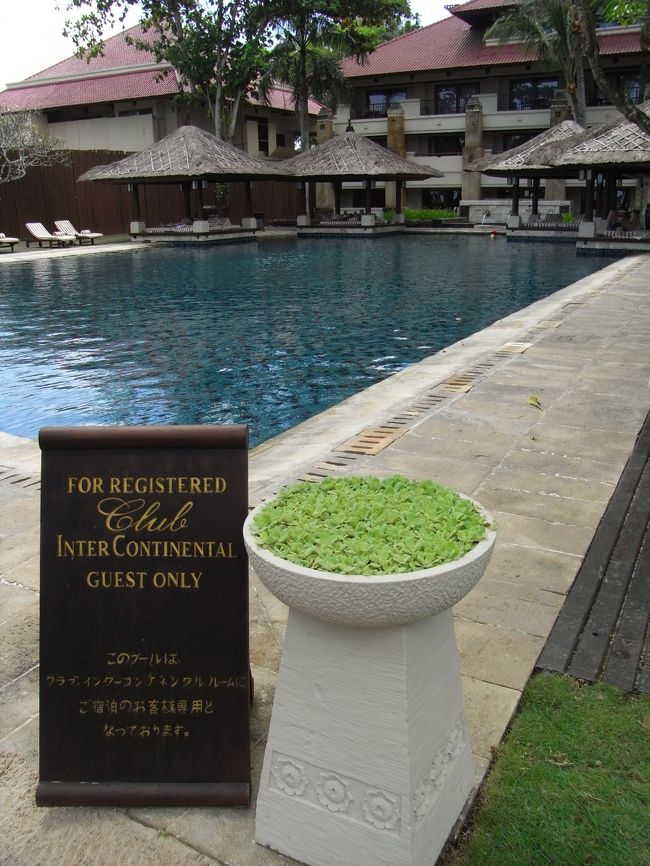 ■クラブプール■<br /><br />さらにお庭を右へ進んでいくと…<br />【クラブ専用プール】がある！！<br /><br /><br /><br />
