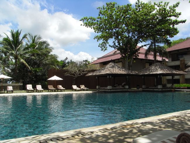 ■クラブプール■<br /><br />２５ｍプールかな？<br />こじんまりとした感じ。<br /><br />雨季だから？たまたま？？<br />お昼でも２組くらいしか利用していなかった…<br />