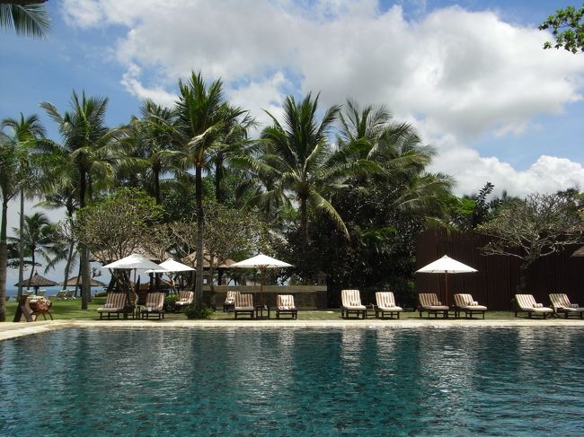 ■クラブプール■<br /><br />チェアーもあまり数がナイので、<br />ピークシーズンは確保が大変そう…