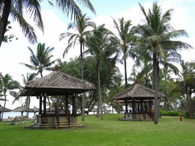 ■庭■<br /><br />あッ！！<br />休憩所だぁ！！<br /><br />コレ、バリの街中には、本当にアチコチあったなぁ〜<br /><br />バリの人々には必須という事で<br />ホテル内にもちゃんとあった！！<br /><br />利用率は…低いようだけど。