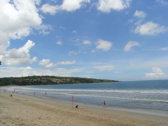 ■ジンバランビーチ■<br /><br />ビーチに到着！！<br /><br />漁村とサンセットで有名なジンバラン。<br /><br />左側にはお隣（かなり離れてるけど）の<br />フォーシーズンズホテルも見える。