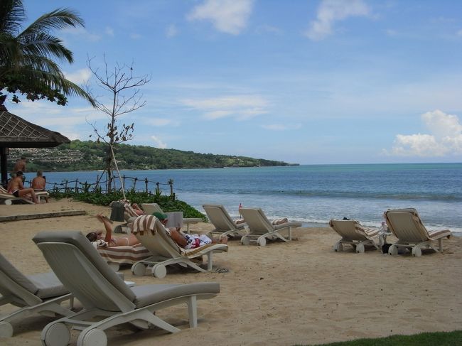 ■ジンバランビーチ■<br /><br />みなさん、チェアーに横になりながら、<br />日焼け・お昼寝・読書・おしゃべり…<br />楽しんでいらっしゃいました！！<br /><br />そんな中、日傘をさして、写真を撮っていた私は、<br />さぞ奇異な輩だったでしょう…<br /><br />しょうがないじゃん！肌弱いんだから…<br />（なら、リゾート地になんか行くなッ！！）<br />