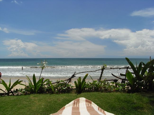 ■ジンバランビーチ■<br /><br />私もマネっこして、チェアーでのんびり♪<br /><br />でも日傘は手放せない…<br />うう〜ん…本が読みづらい…<br /><br />でも、サイコーーー♪<br />