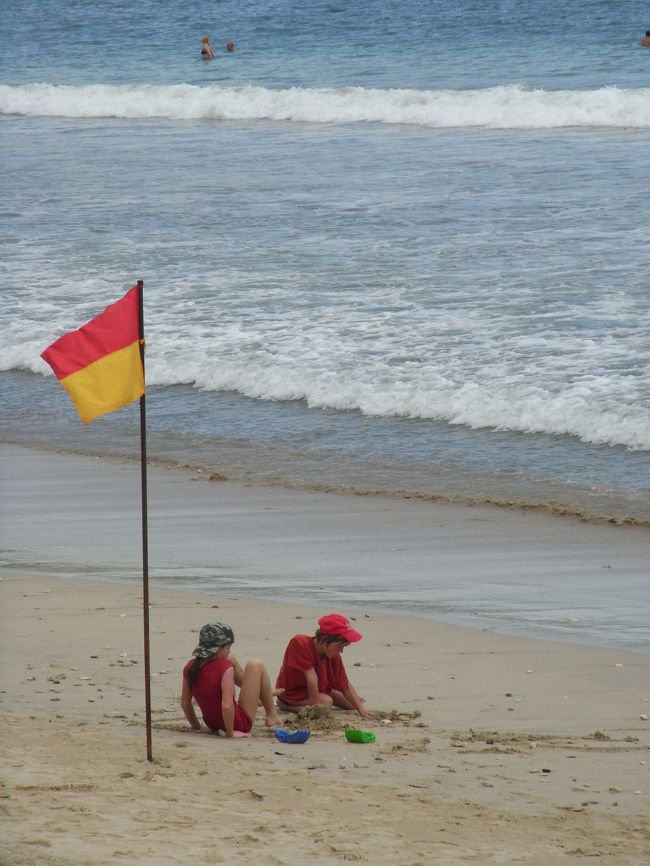 ■ジンバランビーチ■<br /><br />カワイイ兄弟の姿が♪<br /><br />波が高い為、たいていの子供は砂浜で遊んでいる。<br /><br />砂遊びの道具は、セルフで貸し出されていた。