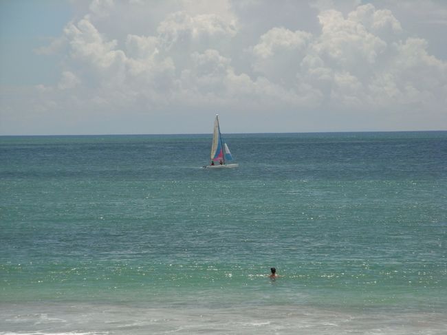 ■ジンバランビーチ■<br /><br />海がキレイ♪<br />正確に言うと、『ジンバラン湾』らしいけど…<br /><br />それにしても、太陽の光って大事だね！<br />ソレによって、海の色が全く異なってくるんだもん！！