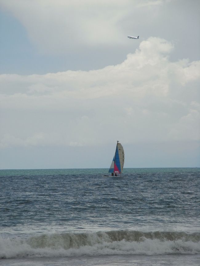 ■ジンバランビーチ■<br /><br />車で１５分ほどの所に空港がある為、<br />離着陸する飛行機を見ることがデキる！！<br /><br />ウィンドサーフィンも絵になる♪