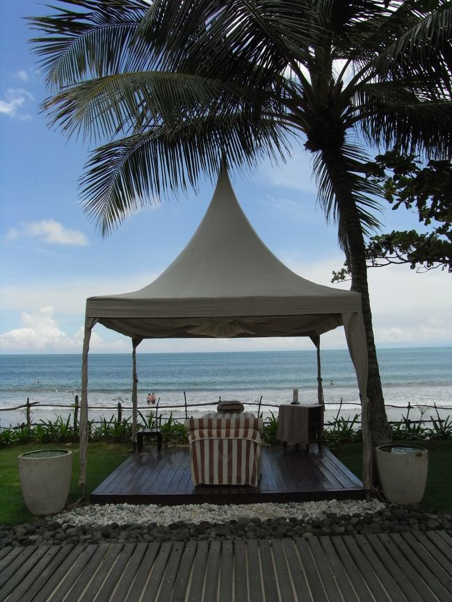 ■ビーチサイドテント■<br /><br />昼間はココで、マッサージを受けられる。<br />公衆の面前でやる度胸は、私にはナイ…<br /><br />夜は名前を変えて、【ロマンチックテント】となる。<br />