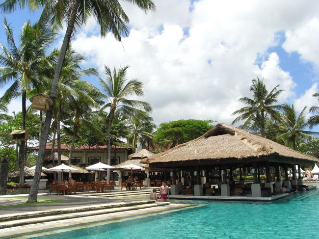 ■JG's　バー■<br /><br />ビーチ側から見た【JG's　バー】。<br />