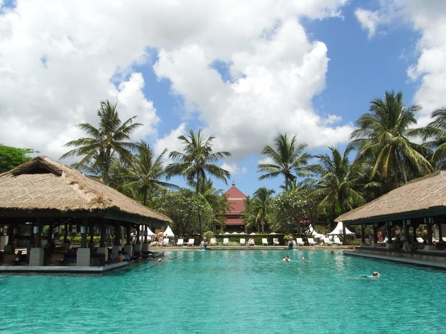 ■メインプール■<br /><br />ビーチ側から見た【ロビー】。<br /><br />ほらッ！<br />日がさすと、プールの色も全く違ってくる！！<br /><br />この光景が、１番すき♪