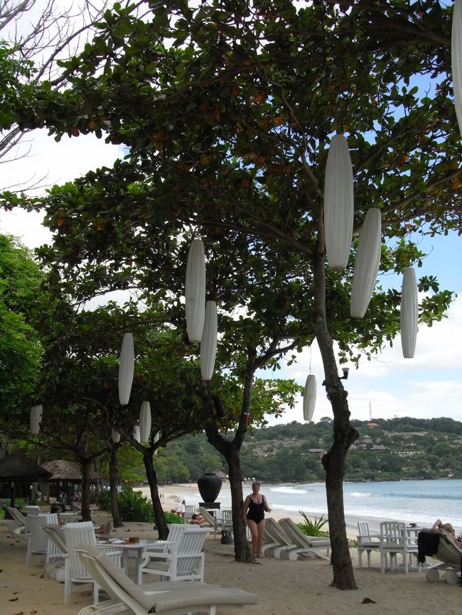 ■サンセットビーチバー■<br /><br />夕暮れになると、木に吊るされているライトが<br />点灯し、なんとも幻想的になる！<br /><br />さらにココから見る夕焼けは、本当にキレイ♪