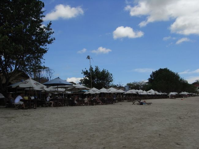 ■イカンバカール■<br /><br />ホテルのお隣には、<br />ジンバラン名物の、シーフードの屋台が軒を連ねている。<br />夕焼けを見ながらディナーがデキるとあって、<br />夜はかなりの人気らしい。<br />