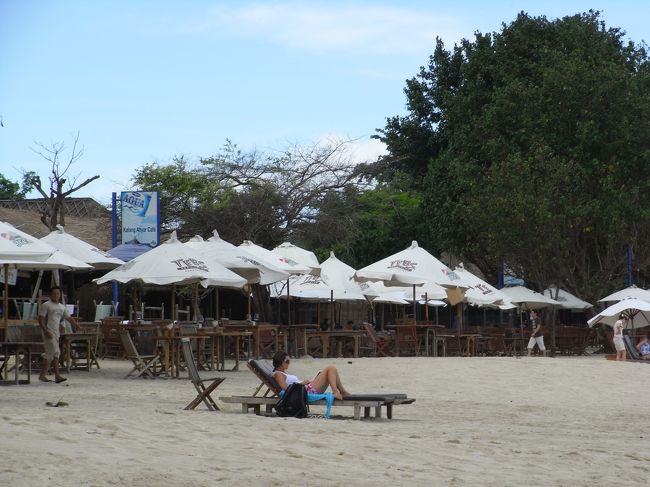 ■イカンバカール■<br /><br />２００５年の１０月には、<br />まさに夕飯時を狙った爆発テロが発生し、多くの死傷者が出たエリアでもある…。<br /><br />犠牲者の方々の、ご冥福をお祈り致します。<br />