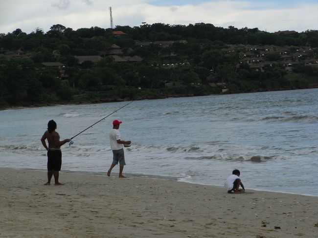 ■イカンバカール■<br /><br />お店の方が、釣りをしている場面も！！<br /><br />本当に釣れていたからビックリ！！<br /><br />こんな浅瀬に、魚がいるの！？