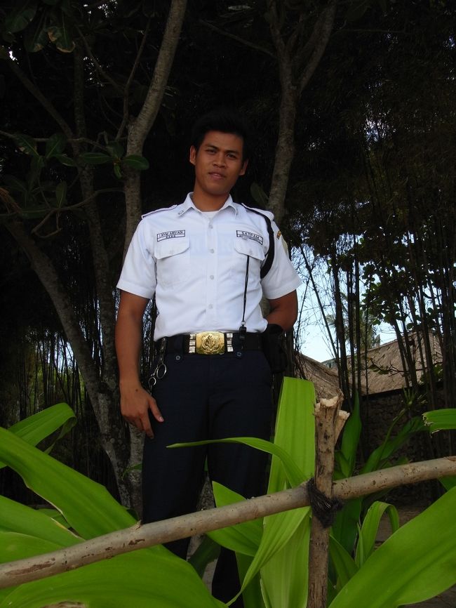 ■ジンバランビーチ■<br /><br />イカンバカールとホテルの境にも、<br />セキュリティーの方が！！<br /><br />写真を撮らせてくれと頼んだら<br />めちゃめちゃ恥ずかしそうだった…<br /><br />バリの『ハニカミ王子』に決定！！<br /><br />さて、せっかくだからビーチを歩いて<br />またホテルに戻るぞ！！