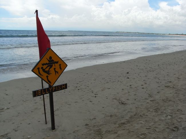 ■ジンバランビーチ■<br /><br />クラゲに注意！！の看板と、遊泳区域の旗。<br /><br />プライベートビーチで物売り等の人は入ってこないので<br />のんびりできる。<br /><br />でも、ちょっとそういう光景も見たかったかも…<br /><br /><br />