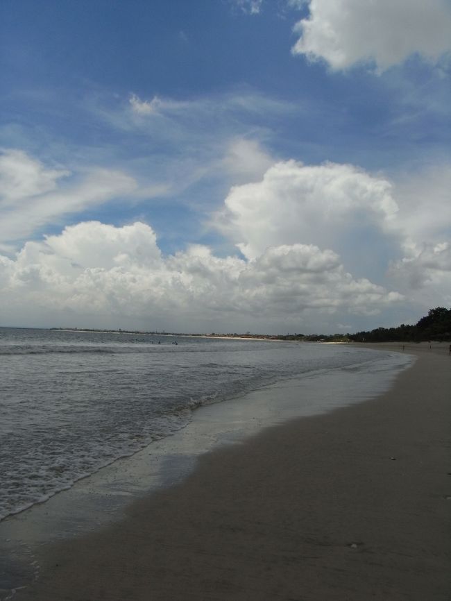 ■ジンバランビーチ■<br /><br />ビーチに向かって右側には、空港が見える。<br /><br />（ビーチを左⇒右に移動中）