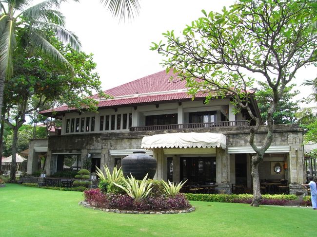 ■ベラ・シンガラジャ■<br /><br />メインプールの左側にある、レストラン。<br /><br />イタリアンレストランらしいが<br />こちらも営業時間が合わなくて、利用できなかった…