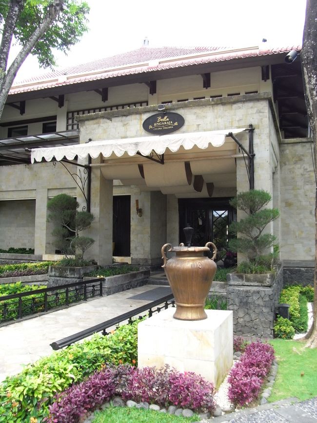 ■ベラ・シンガラジャ■<br /><br />ビーチに近いので、ディナーにはもってこい！<br />だろうなぁ〜…<br /><br />クラブルームからは１番遠い、レストラン。