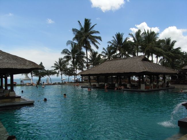 ■メインプール■<br /><br />メインプールを中心に、右回りに一周完了！！<br /><br />夜中の１２時くらいでも、バシャバシャと<br />泳いでいる欧米人を見てハッとした！<br /><br />それまで自分の中に『夜、プールに入る』<br />という概念がなかったから！！<br /><br />バリは夜でも暑いし、暗いから恥ずかしくナイし<br />何て効率的なんだろう！！