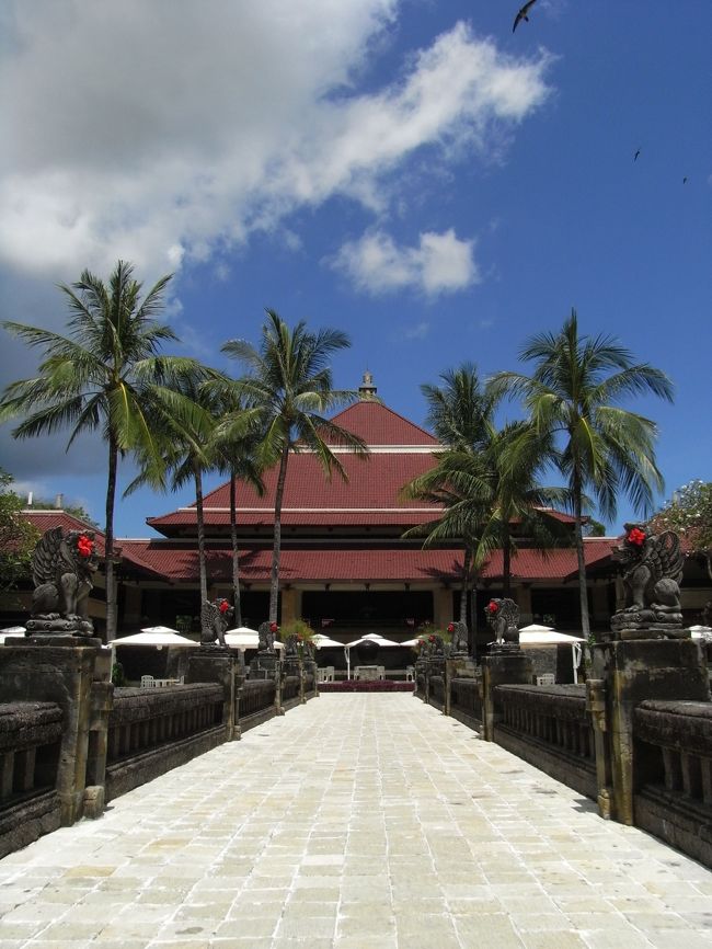 ■ロビー■<br /><br />やっと、戻ってきた…<br /><br />ラグーンの橋から見る<br />この光景もなかなか絵になるのでスキ♪