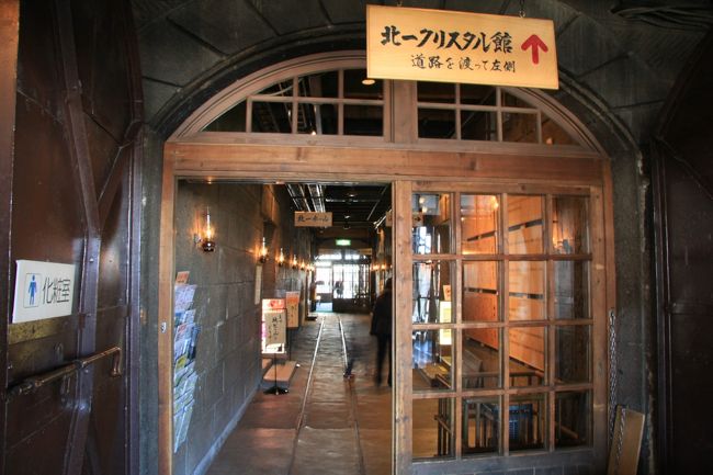 北一硝子三号館<br /><br />入り口はいるとこーんな感じで、左側がおしゃれな硝子に囲まれてコーヒーがのめる「北一ホール」。右手側が売り場です。