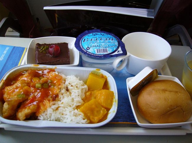 機内食はフィッシュをチョイスしてみました。<br />お味は、極めて普通。