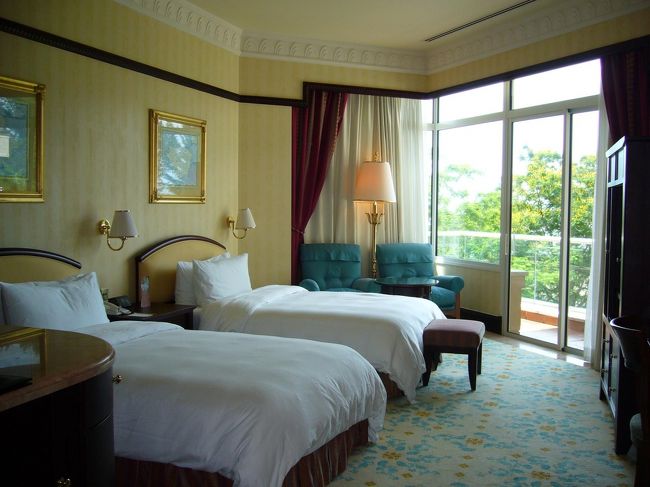 お部屋はこんなカンジ。<br />テレビや電気のみならずカーテンや窓の開け閉めまで、すべてがリモコン操作可能な、ハイテク仕様。<br />窓を開ければ波の音がBGM、ベランダからの眺めも素晴らしく…なんて優雅！<br />そして特筆すべきは、ふっかふかのベッド！このホテル滞在中は、ここ2年間で1番熟睡できたのでした…。<br />