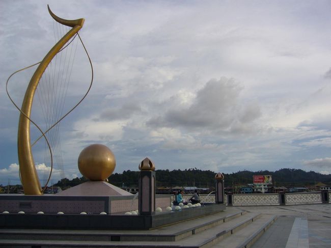 ホテルから公共バスに乗って(汗)、バンダルスリブガワン市内中央部へ。