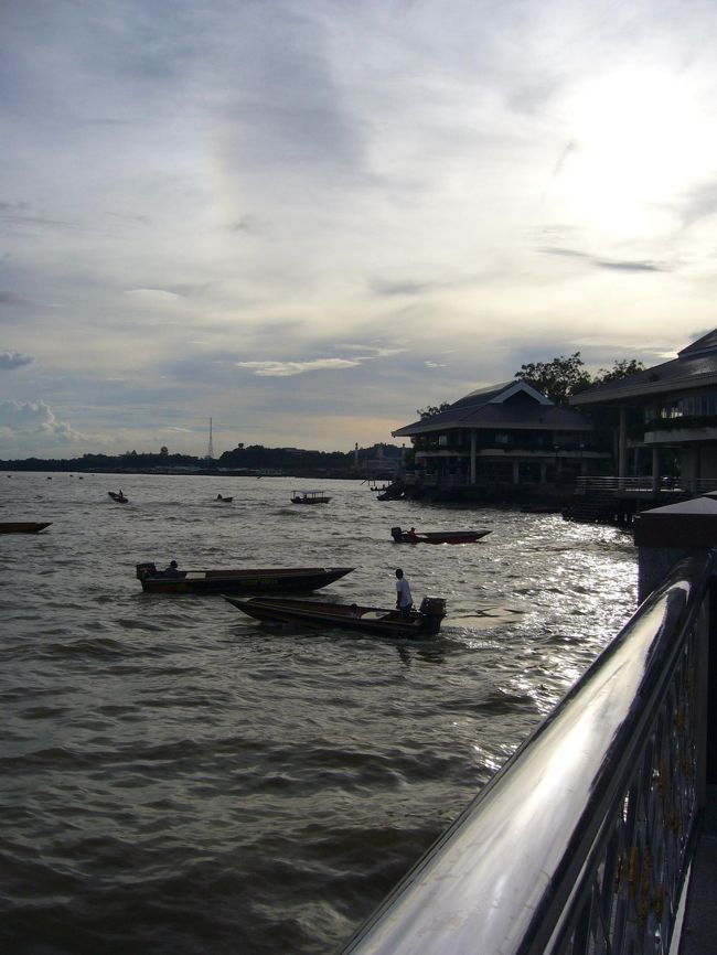 夕暮れのリバーサイド。<br />対岸のカンポンアイール(水上集落)と市内とを結ぶ渡し舟の姿が、情緒をかもし出してます。