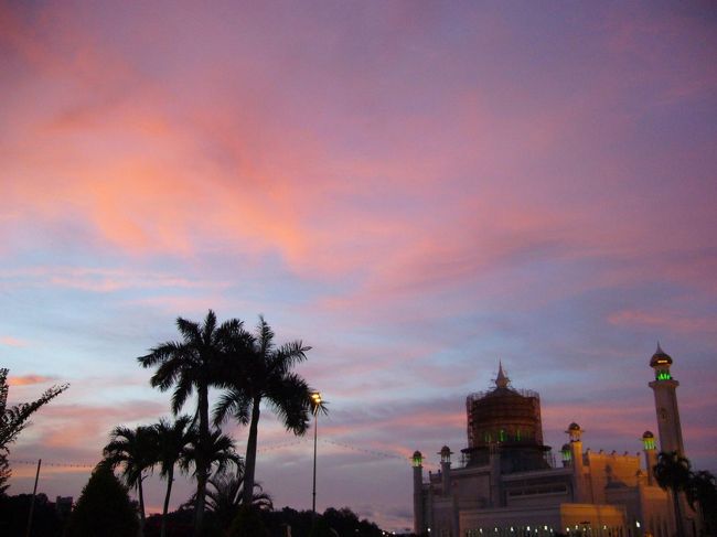 ボルネオ島の夕焼けは(クチンがそうであったのと同じく)、とっても綺麗。<br />夕日に、オールドモスクに、パームツリー。<br />ブルネイらしい、絵葉書のような1枚が撮れました☆