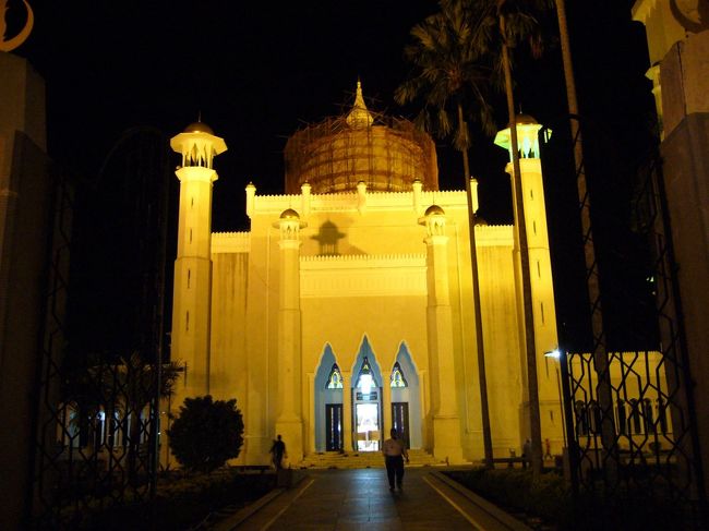 日が暮れてライトアップされた夜のオールドモスク。<br />イスラムの休前日にあたる木曜日だったからか？それともお国柄か？　参拝に訪れる信者の姿を沢山見ました。