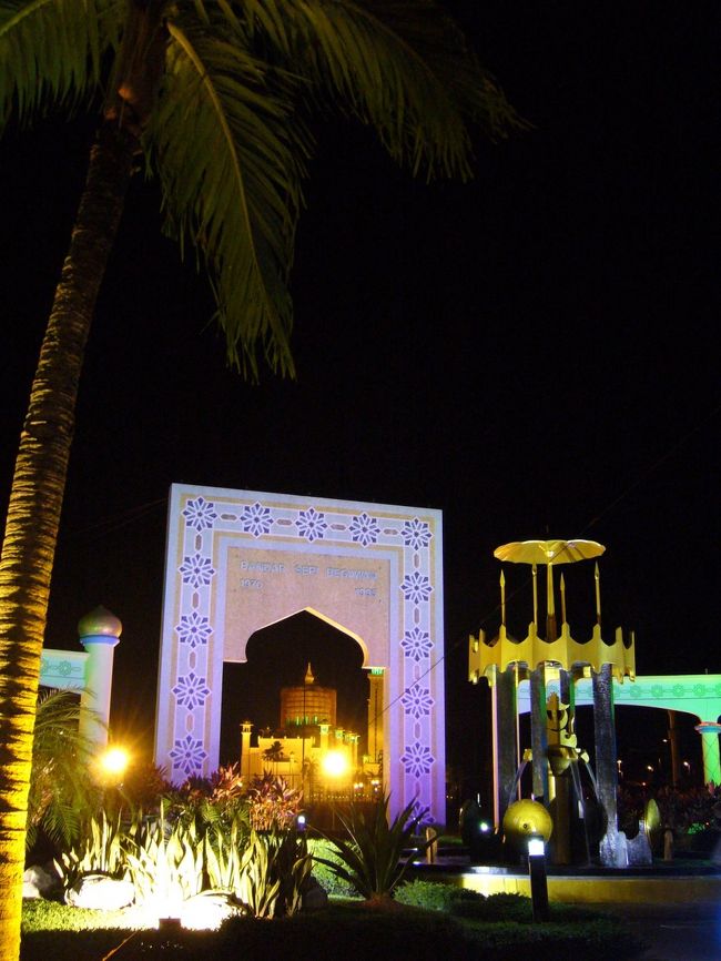 ライトアップされ、幻想的で美しい夜のバンダル市内で、またパチリ。<br />この写真も絵葉書っぽくないですかね？って自画自賛(笑)