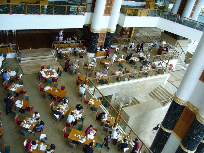 DAY2：豪華？質素？なブルネイでの1日。<br /><br />朝食会場となったレストラン。を上から見下ろすとこんな感じ。<br />韓国人客が多いからか、ビュッフェテーブルにはキムチが並んでましたｗ<br />