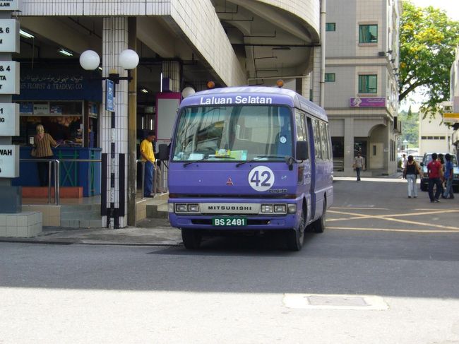 本日も公共バスで市内へ。<br />(写真は別のバスですが…私たちが主に利用していたのは58番バス。)<br />ブルネイのバスも、大分乗りこなせるようになってきました。
