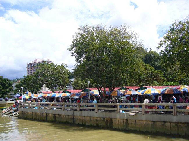 まずはオープンマーケットへ。<br />ここは地元民の台所？！<br />おいしそうなものや楽しいもの、何か見つかるかしら〜？？