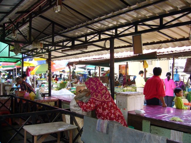 マーケット内部に潜入。<br />果物やら、お肉、お魚、お惣菜まで、様々な品々が並んでいます。<br />お店をひやかすだけでも楽しい♪