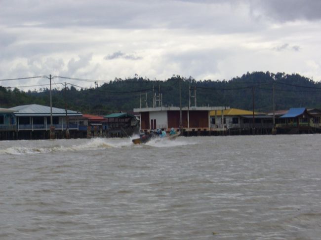 ボートに乗り込み、カンポンアイールの探検に出発！！