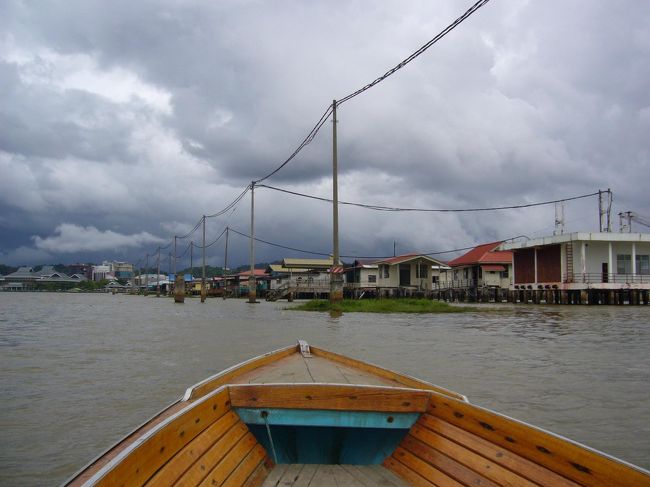 ボートは、ブルネイ川をぐんぐん上っていきます。<br />ガイドブックには「猛スピードで川を駆け抜け、スリル満点のボート」…とか何とか書いてありましたが(笑)<br />私たちの乗ったボートは、ゆっくりゆっくり進んでいきました。<br />風が気持ちいい〜。