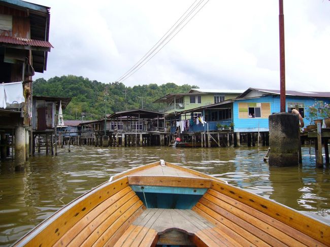 さてさて、カンポンアイールの奥へ奥へとボートは進んでいきます。<br />住居だけではなく、モスクやお店、学校らしき建物などが立ち並び、川の上は人々の生活感があふれています。